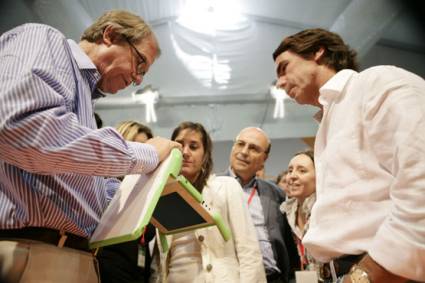 Nicholas Negroponte le presenta el OLPC a Jose Maria Aznar