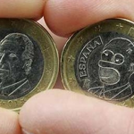Monedas de Euro comparadas, una con el Rey, otra con Homer